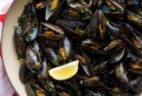 Zesty Garlic-Parsley Steamed Mussels