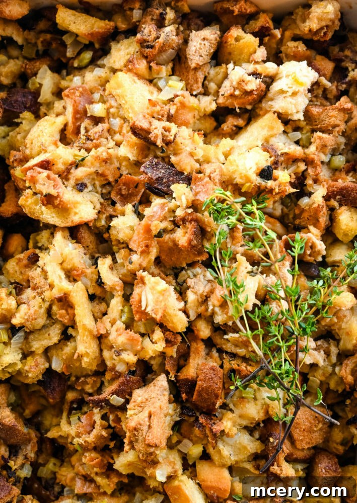 Pratik İç Harcı Tarifi: Şükran Günü Sofralarının Yıldızı 2 A beautifully baked Thanksgiving stuffing, golden brown and garnished with fresh herbs, ready to be served.
