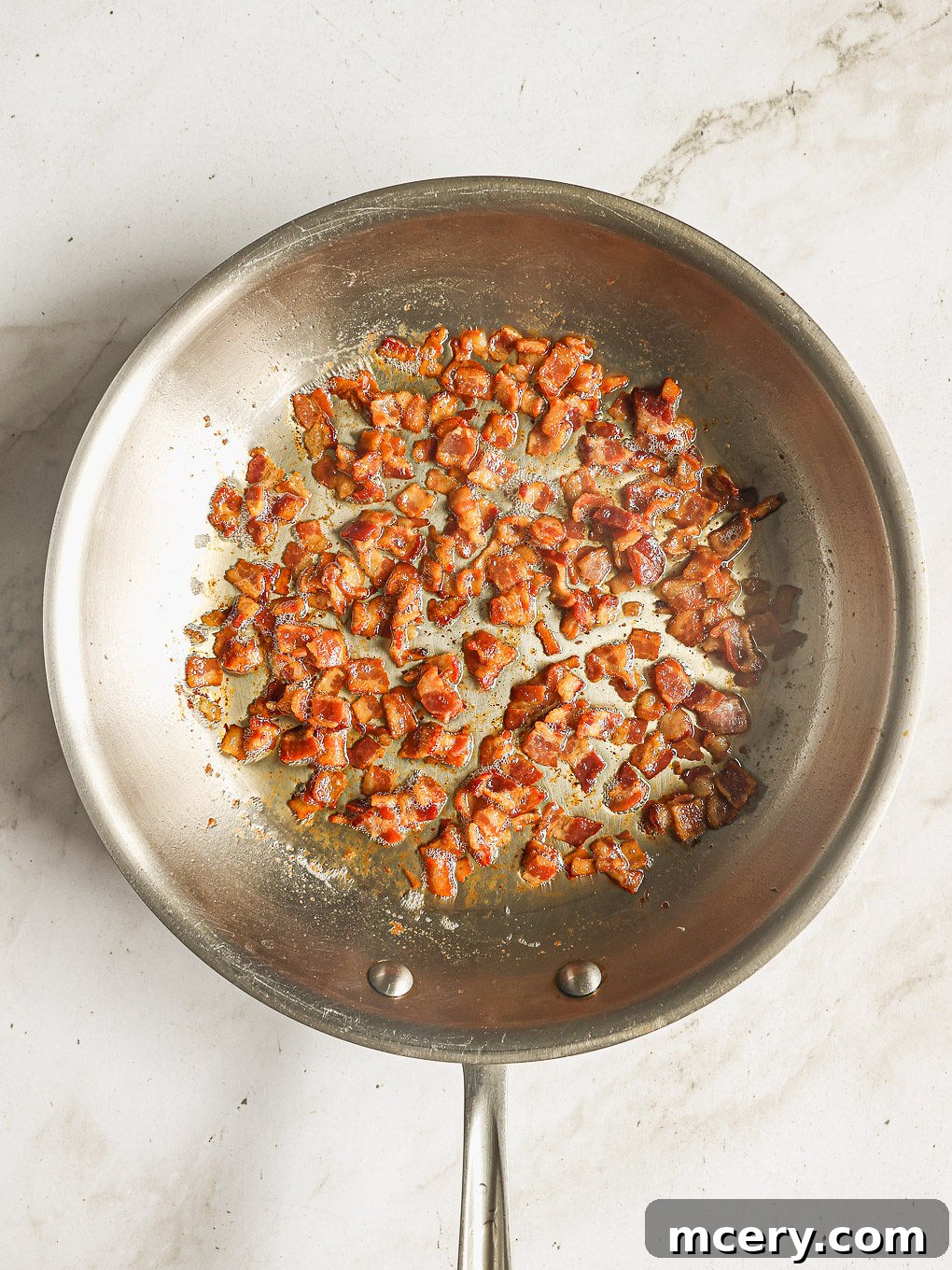 Efsane Hamursuz Kiş Tarifi 4 Chopped bacon cooking in a hot skillet over medium heat, sizzling to a crispy texture.