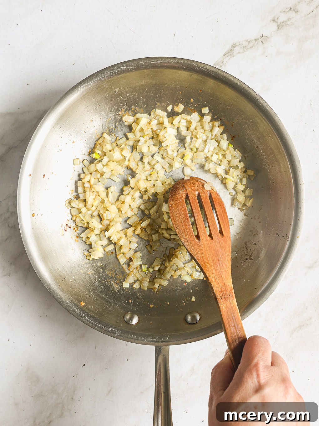 Efsane Hamursuz Kiş Tarifi 6 Finely chopped onions sautéing in a skillet with bacon grease until soft and translucent.