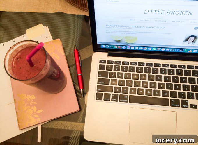 Key smoothie ingredients: collagen powder and bee pollen, supporting overall wellness.